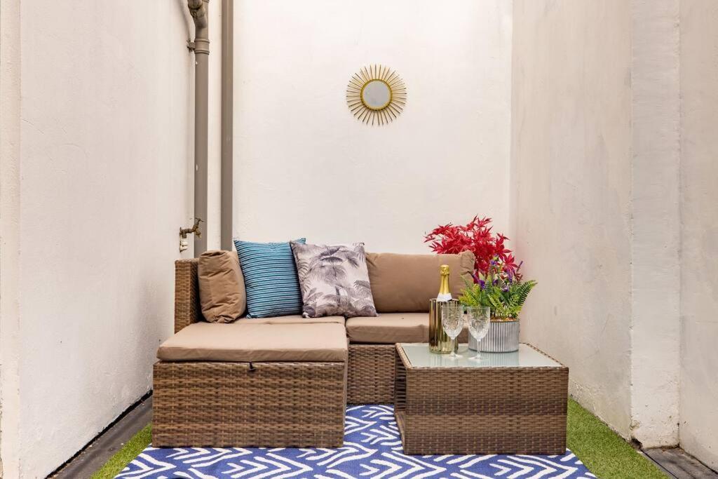 Wild Roses Serviced Apartments - Borough Лондон Экстерьер фото