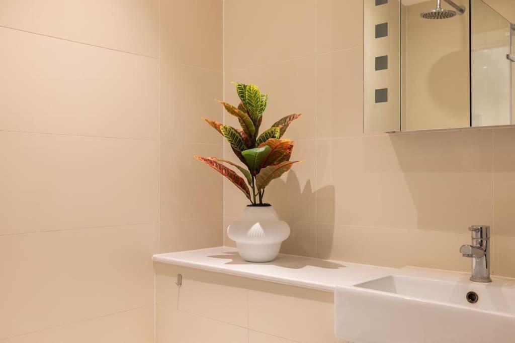 Wild Roses Serviced Apartments - Borough Лондон Экстерьер фото