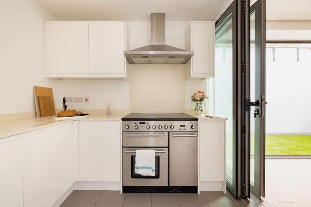 Wild Roses Serviced Apartments - Borough Лондон Экстерьер фото
